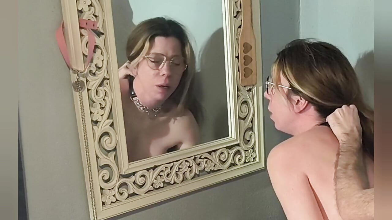 Baisé devant son miroir elle jouit et avale