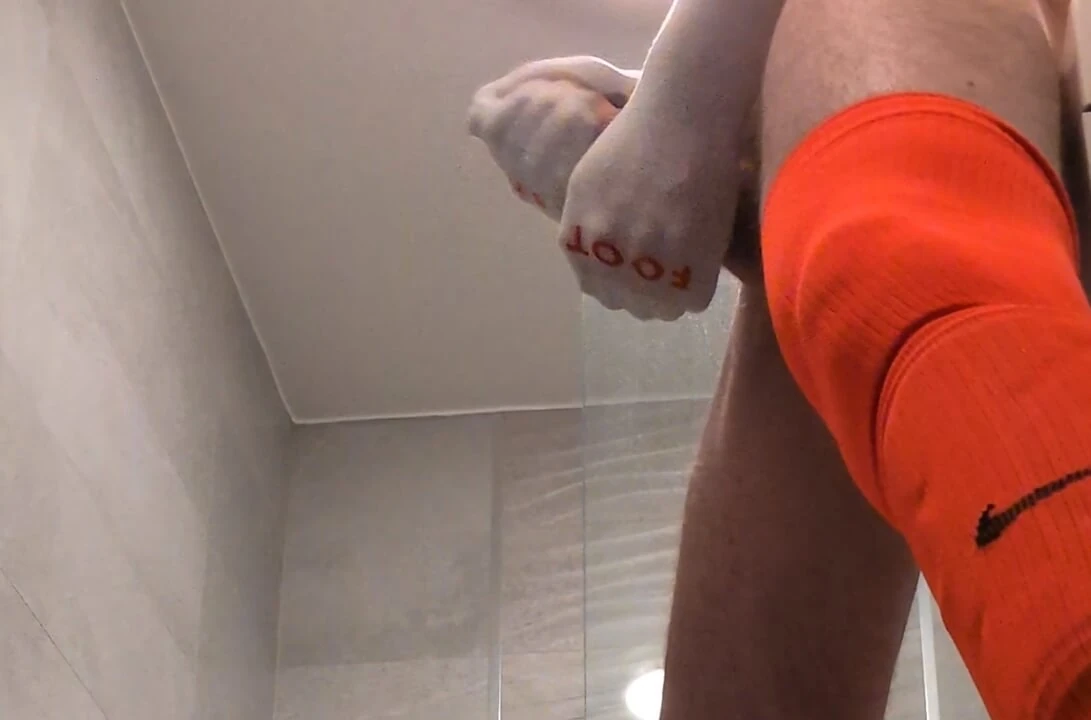 用紧身的棉袜作为手套挑逗射出精液