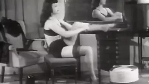 Возбужденная брюнетка выглядит сексуально в ее нижнем белье (винтаж 1950-х)