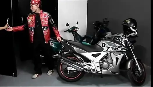 Schwarzes küken bläst biker in der garage