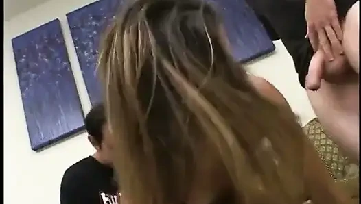 Genç sikici kanepede sikilirken yarak emmenin tadını çıkarıyor