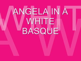 Angela. weißes baskisches im wald