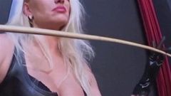 Reina del dolor - video musical de dominación femenina de látex azotes