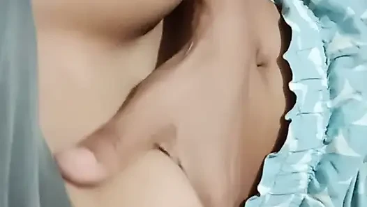 Hintli kız ilk kez sıkı amcığını gösteriyor