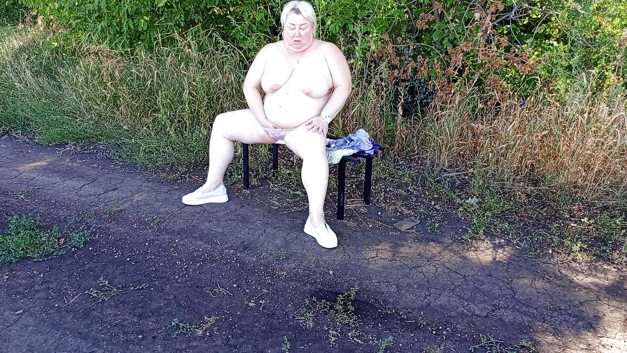 Susjeda u parku se svlači i masturbira do orgazma na klupi