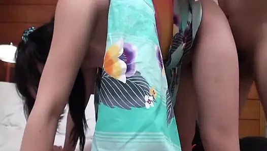 Kıllı Japon sahnesi-2 Kimono'daki Japon esmer kıllı amına boşalmayı tercih ediyor