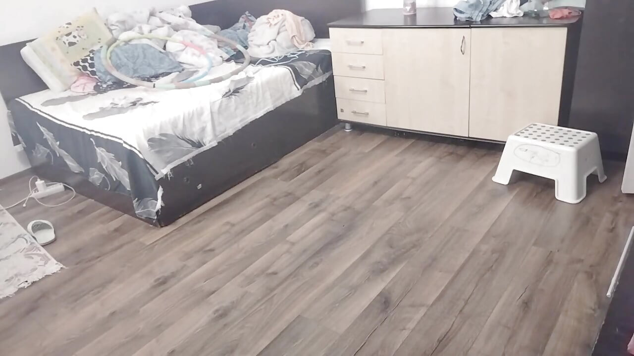 Seksi žena vježba gola kod kuće Amaterska žena masturbira s prstima u svojoj pički