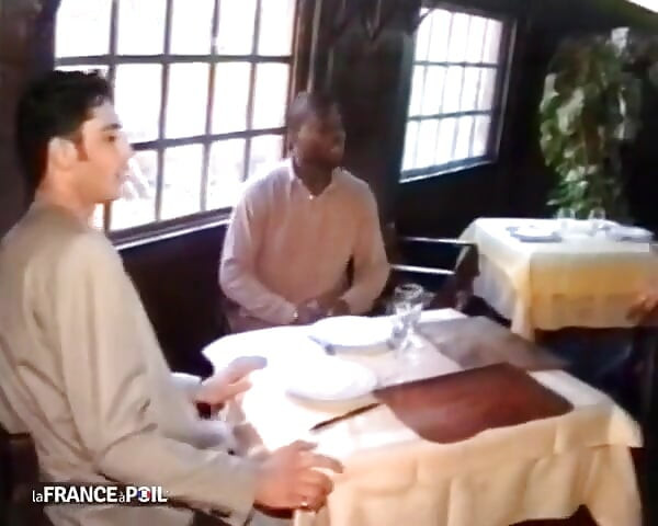 يتم قطع طاهية من قبل زبائنها في المطبخ.