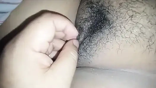 Suamiku memata-mataiku dan meraba-rabaku saat aku lagi dientot