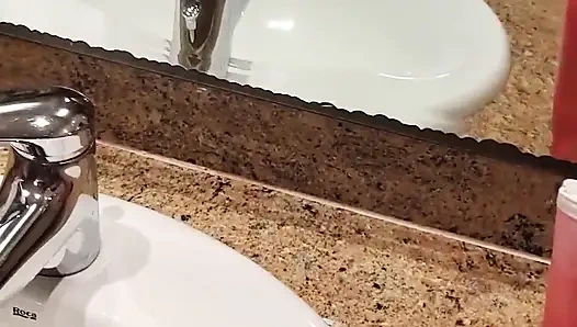 Otel odasında genç üvey kız kardeşimi izle. Beni yakaladılar ve duşta bana elle muamele çektiler