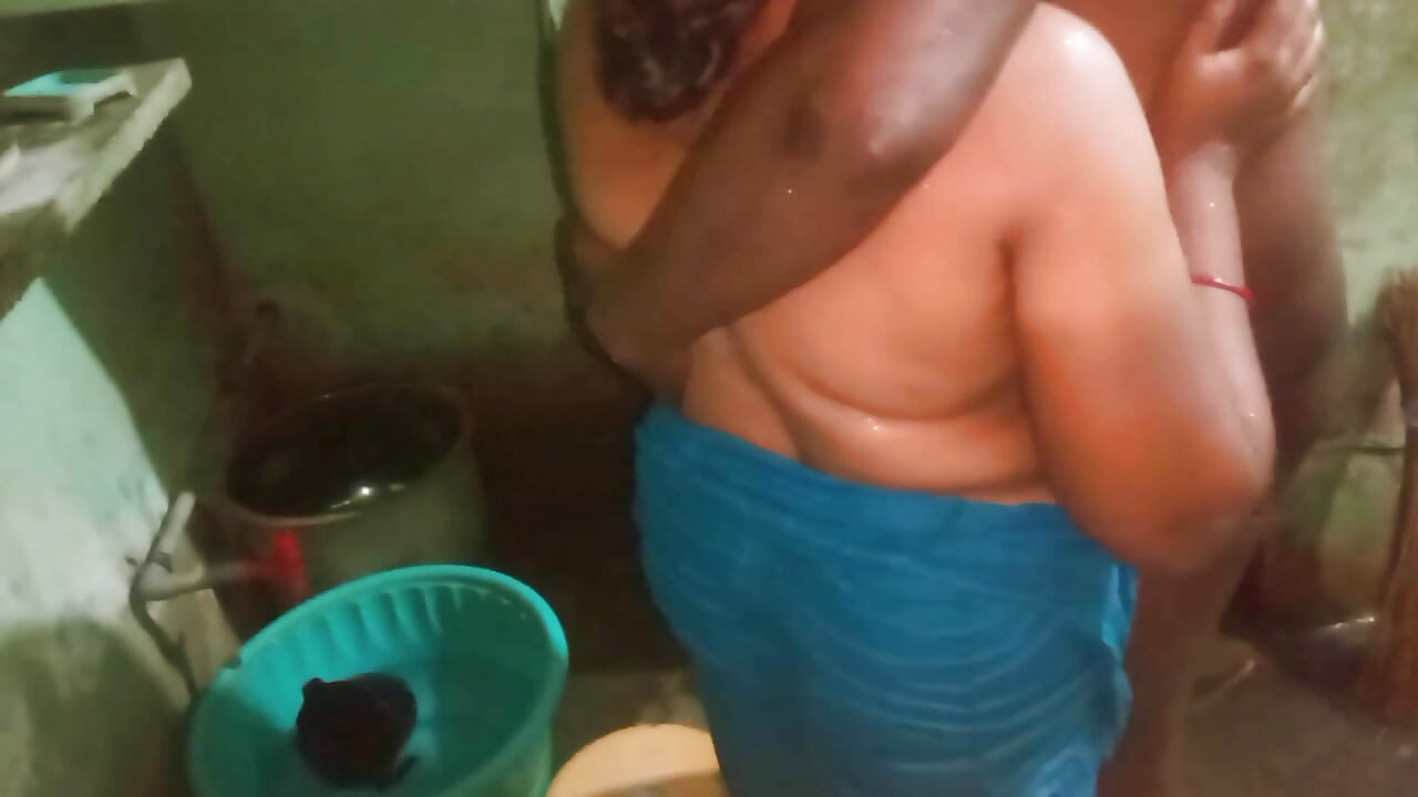 Indian village couple bathing sex video