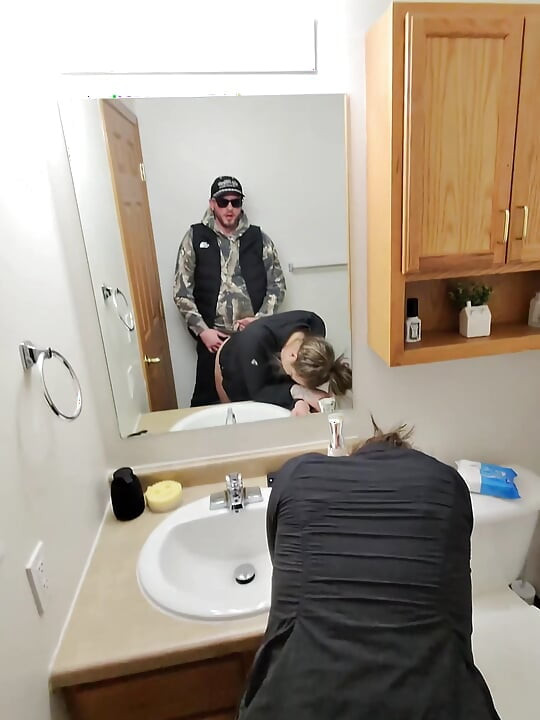 派对后与饥渴的妻子在浴室偷偷地发生性关系