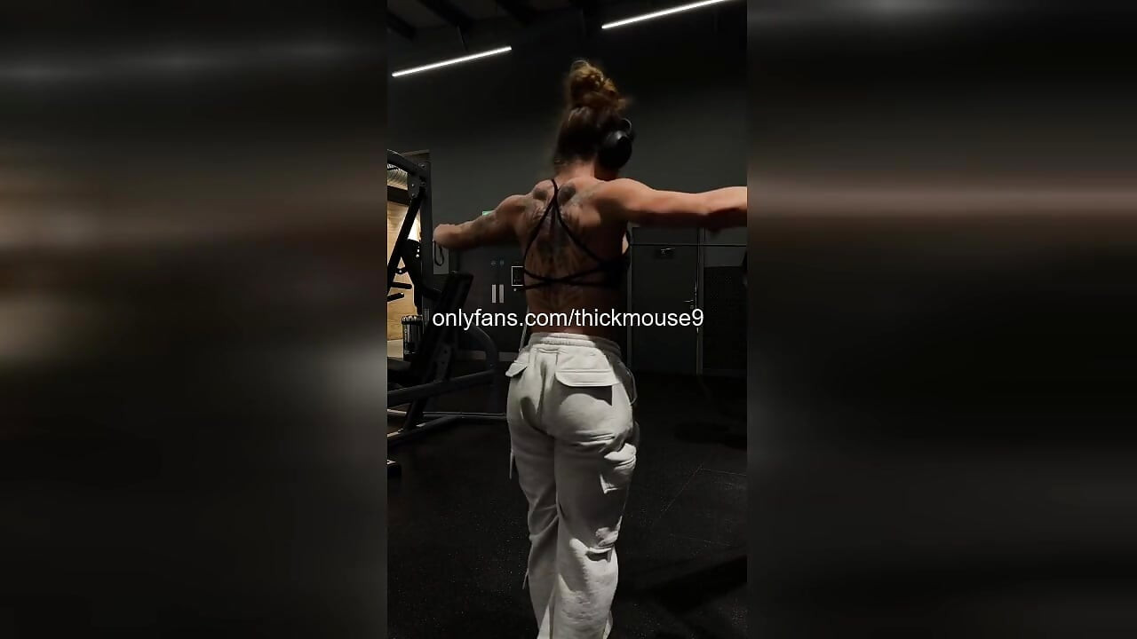 Niegrzeczny poślizg cipki nastolatka podczas tańca na żywo na Instagramie