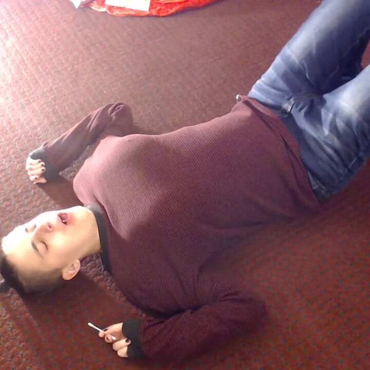 背中にくしゃみを吹きかける