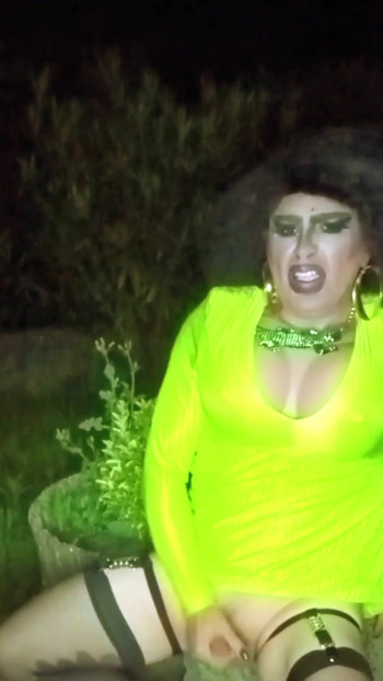 Känslosamt ögonblick från "Ganska sexig mogen transvestit slampa visar upp sig utomhus med en cigarett och höga klackar"
