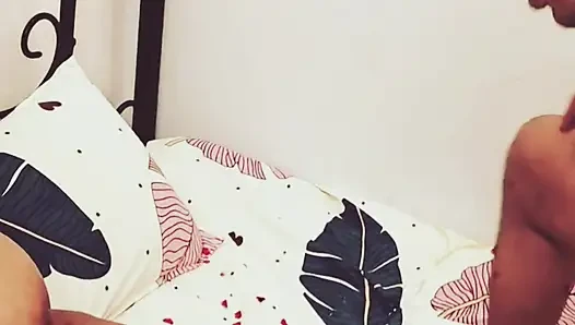 Aman, Tejaswini'nin ağzına bir penis soktu ve o emdi
