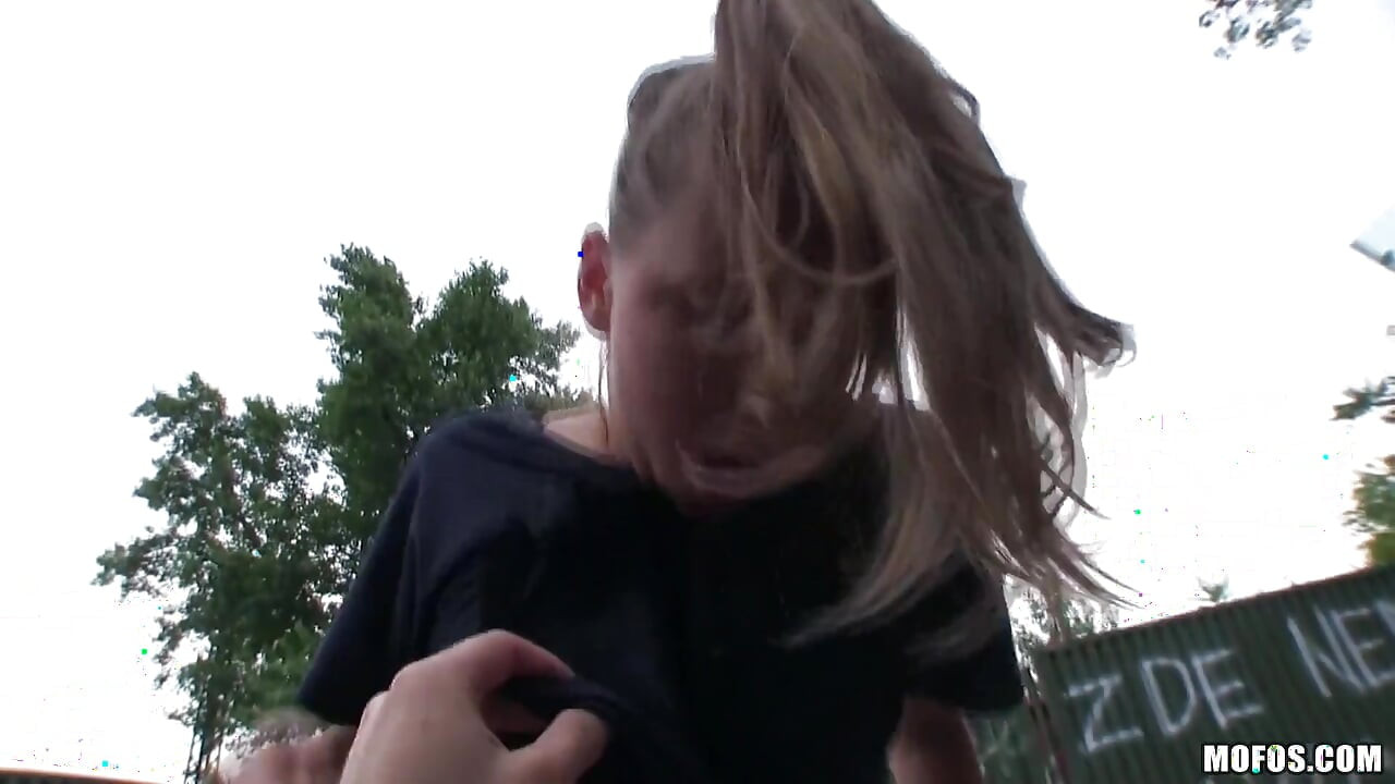 Offentliga pickups - tjeckisk blondin rider stor kuk i billottet