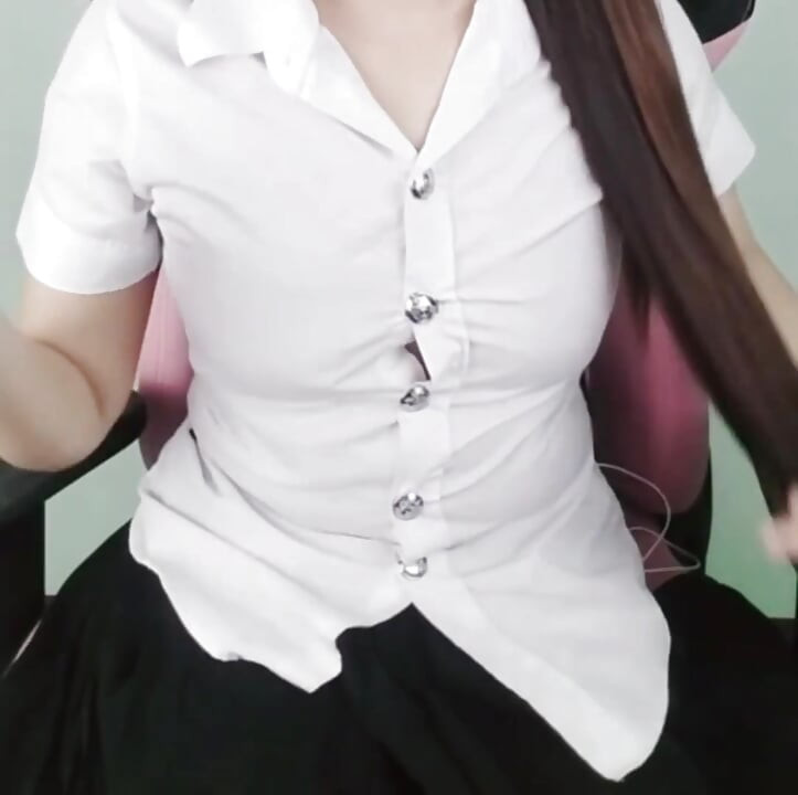 태국의 권위있는 대학에서 온 여대생이 그녀의 질에 바이브레이터를 사용하고 있습니다. 리얼타이솔로