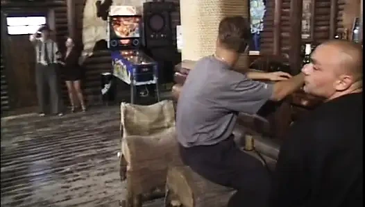 Зрелую грудастую с волосатой киской трахнули и кончили в рот в задней части паба