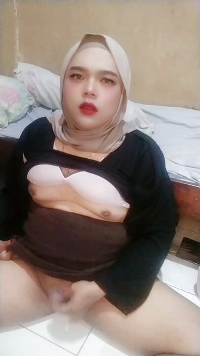 Hijab transvesthemd Ivvy, spielt mit ihrem butplugg