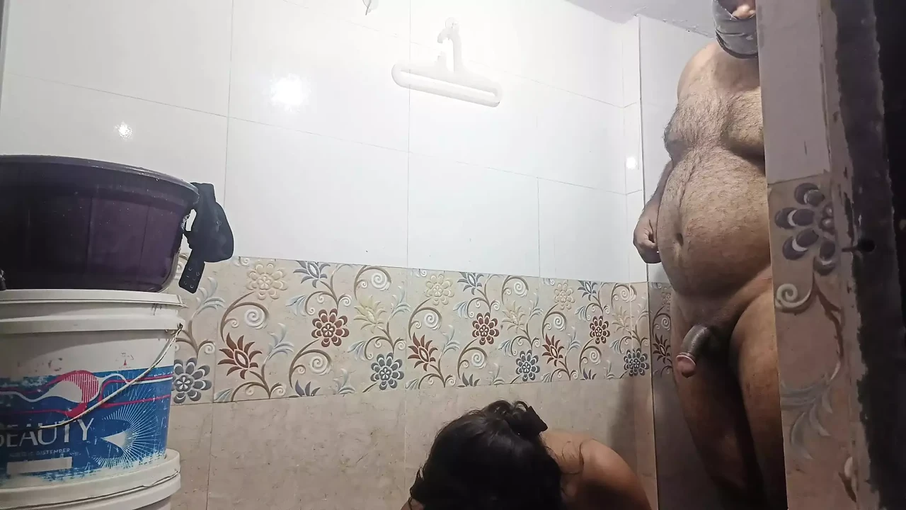 Bhai aur bhai ko nahate huey dhekha