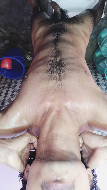 Tinejdžerka se odlučila za golu kupku, brijanje i masažu uljem te trljanje kokola za potpuno punjenje | Isječak 1