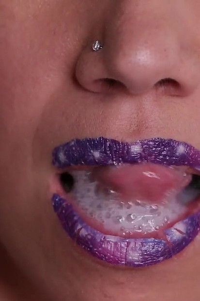 Primo piano pompino e bocca piena