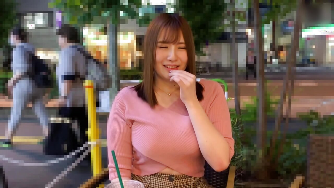 A189F09 Je pensais que c'était un job de nuit, mais c'était en fait un job à temps partiel dans un restaurant de yakitori ! Une nuit intense de sexe avec une belle femme débordante de phéromones et un modèle !