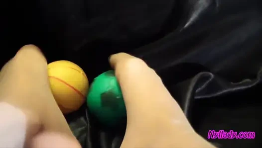 Nyllady meremas karet sambil pijat kakinya yang disodok