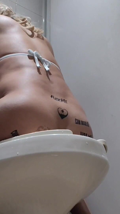 Maminsynek w czystości i mikro bikini Bierze lewatywę 1,5l i wypycha ją dla ciebie | Klip 1