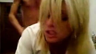 Греческая барменша занимается сексом в любительском видео