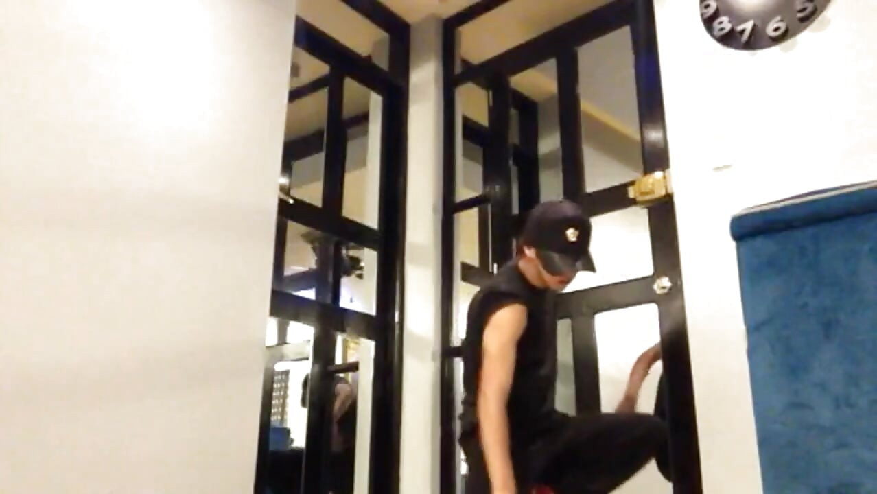 Mladi Str8 ulični plesač kod mene pokazuje mi što ima