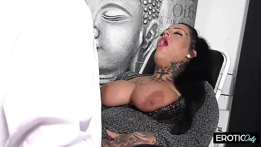 Ginekolog Dokter Dildo lebih suka mengambil penisnya untuk diperiksa