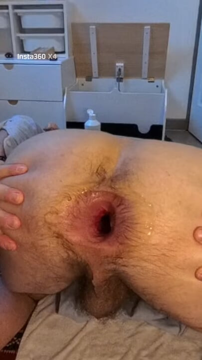 巨型假陽具和張開的騷穴