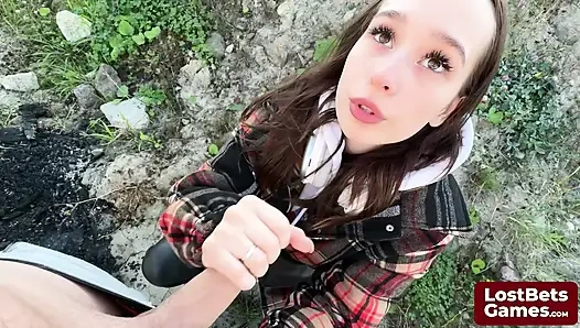 James und sofia sind an einem strip-handlaps-spiel beschäftigt