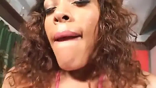 Kadın onun yarağını emiyor ve sonra ters kovboy kız pozisyonunda sikişiyor