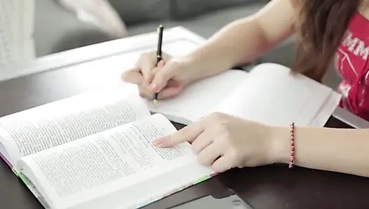 Öğrenci ders çalışmak yerine öğretmenini sikmek istiyor