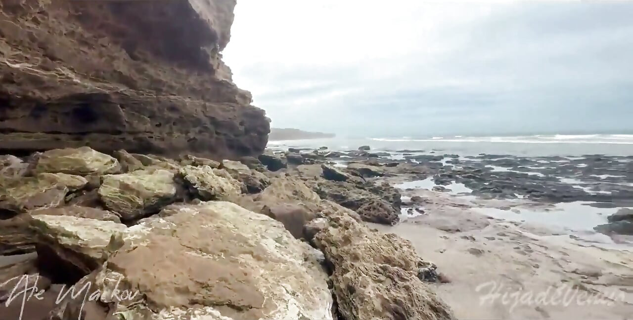 Upoznajem nimfomanku na plaži i ona me natera da svršim dva puta