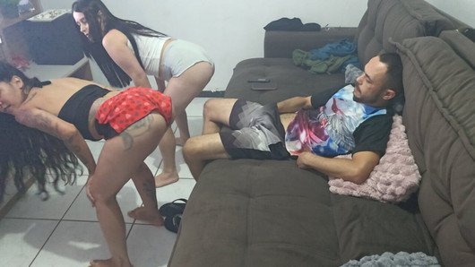 Žena traži od muža da je snimi kako pleše sa svojom prijateljicom, što mu daje erekciju