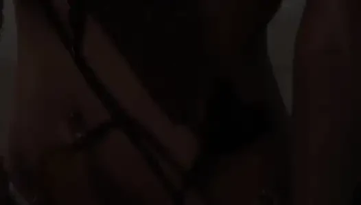 Islak sahne 4_busty Asyalı esmer arkadaşını fışkırtmayı seviyor