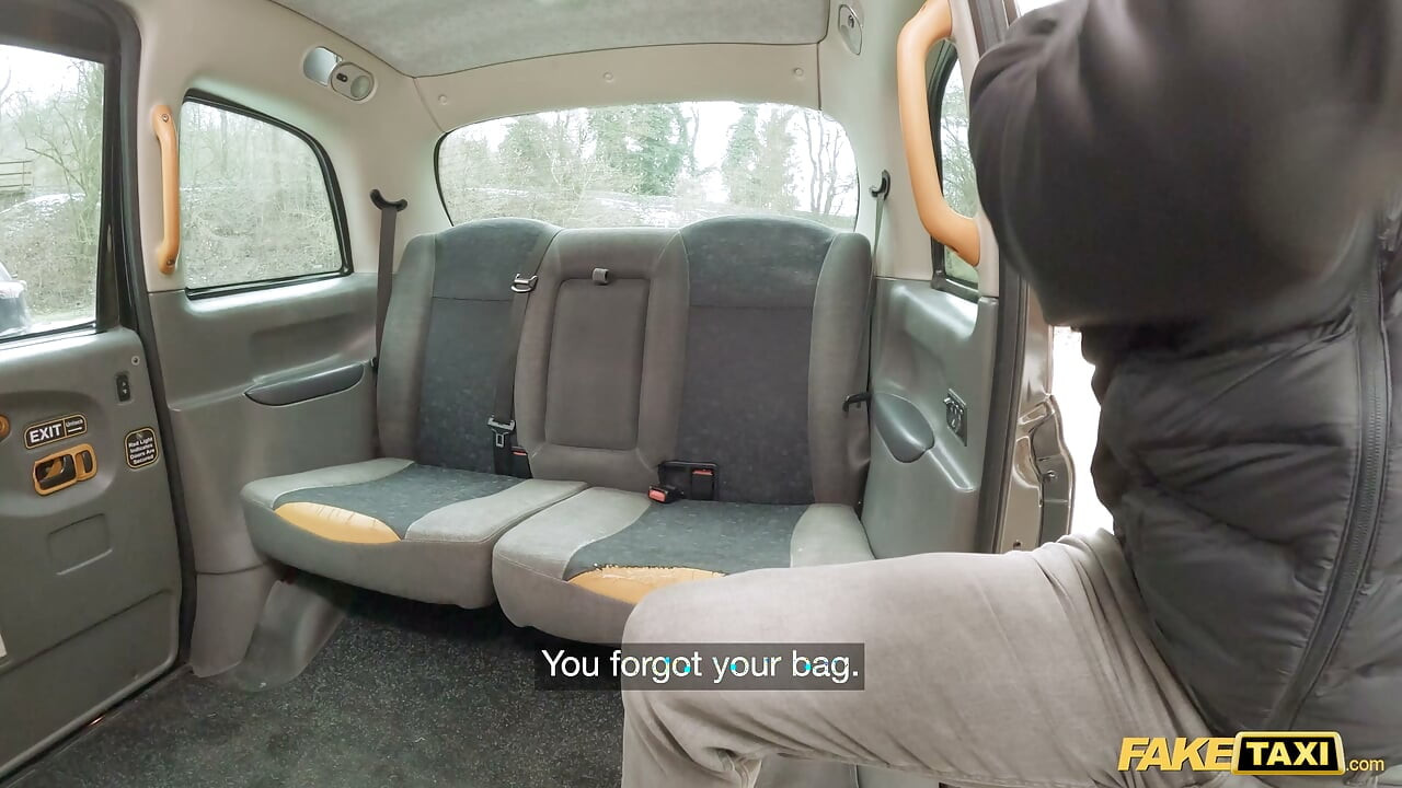 Я трахаю её ОЧЕНЬ ВОЛОСАТУЮ ПИЗДУ за деньги из сумки — Fake Taxi
