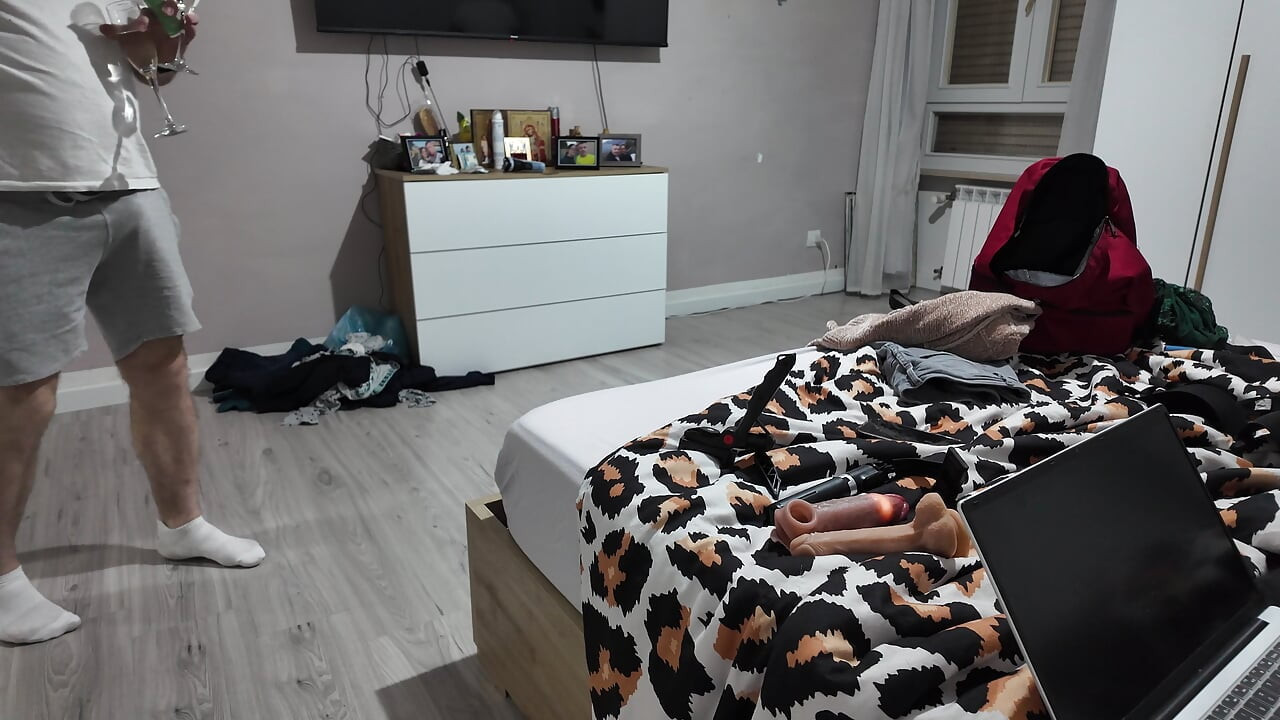 אמא חורגת שלי בוגדת בבעלה איתי... הוא כמעט תפס אותנו.