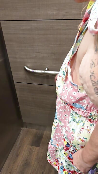 的电梯之旅她会被抓到吗？