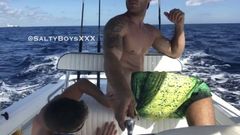 2 mecs sexy sur un bateau
