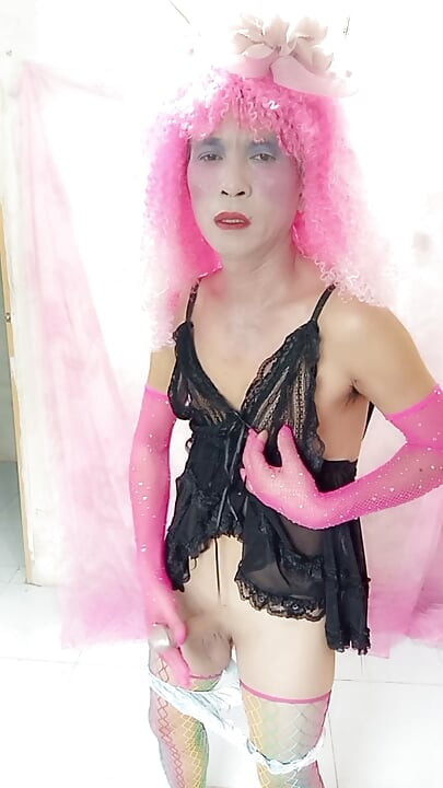 Oanh Le, transgénero, vestida com roupas sensuais, a espetar o pau