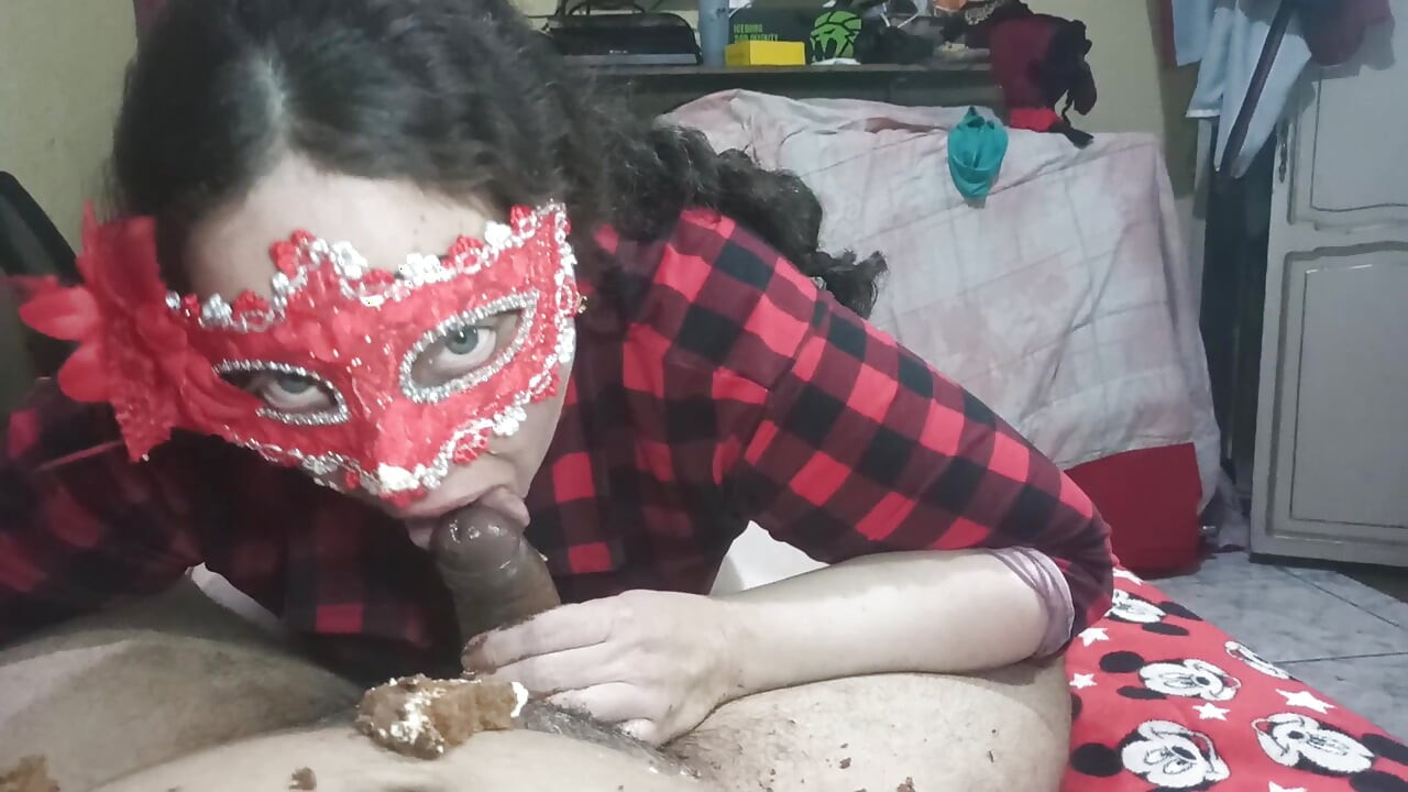 I play extreme with food with my husband: I lick cake and swallow his milk.