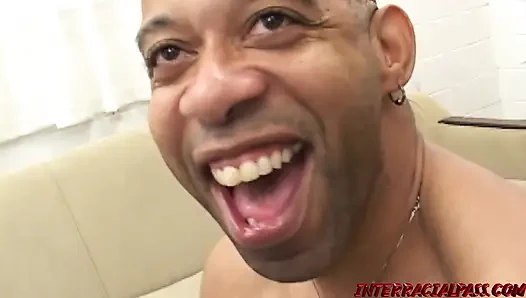 Minik genç lana büyük zenci yarağıyla güzel kızıl kafasının üstünde