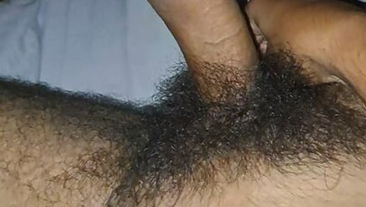 Индийский мужик и дрочка волосатого хуя, полная порция спермы на тело