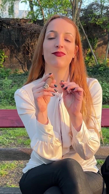 丽兹彩虹在户外抽一个花朵奥利瓦雪茄