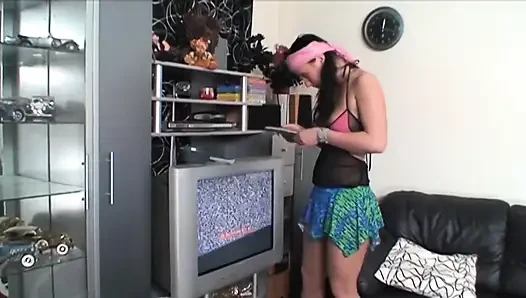 老爷爷发现他的继女在看色情电影